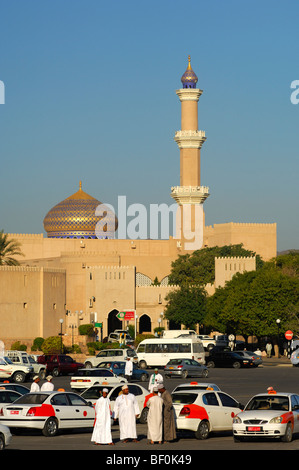 Taxifahrer warten auf Kunden neben ihre Autos auf dem Hauptplatz vor der großen Moschee, Nizwa, Sultanat Oman Stockfoto