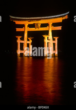 Die großen Torii des Itsukushima-Jinja (Schrein) in der Nacht, in der Nähe der Insel Miyajima, Präfektur Hiroshima, Japan (Gateway) Stockfoto