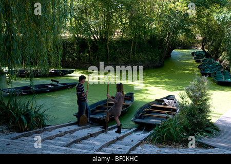 In der großartig benannte Grand Port in das Marais Poitevin chat Dorf Maillezais zwei "Batelier-Leitfäden" Stockfoto