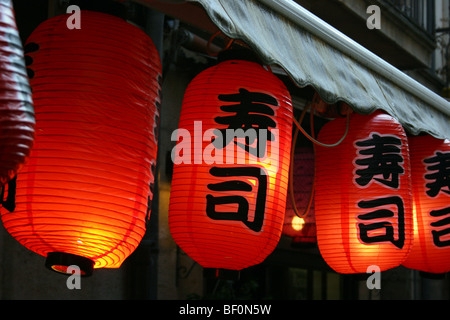 Chinesische Laternen hängen vor einem chinesischen restaurant Stockfoto