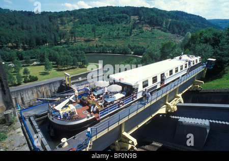 Ausflugsschiff auf dem Schiff Hoast in der Nähe von Arzwiller, Rhein-Marne-Kanal, Elsass, Frankreich Stockfoto