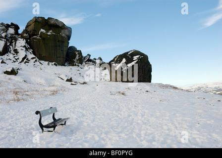 Kuh und Kalb Felsen umgeben von Schnee, Ilkley, West Yorkshire, Großbritannien. Stockfoto