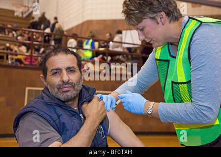 Hamtramck, Michigan - ein Gesundheitswesen Arbeiter impft einen Mann gegen die Schweinegrippe H1N1. Stockfoto