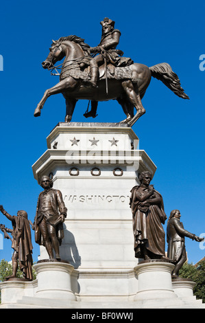 Statue von George Washington auf dem Pferderücken außerhalb der Virginia State Capitol, Richmond, Virginia, USA Stockfoto