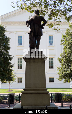 Virginia State Capitol Gebäude mit Statue von Thomas J 'Stonewall' Jackson im Vordergrund, Richmond, Virginia, USA Stockfoto
