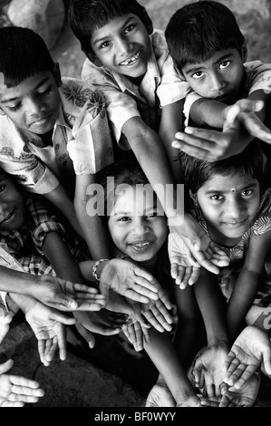 Indische Kinder spielen zusammen in einer Gruppe. Indien. Schwarz und Weiß. Stockfoto