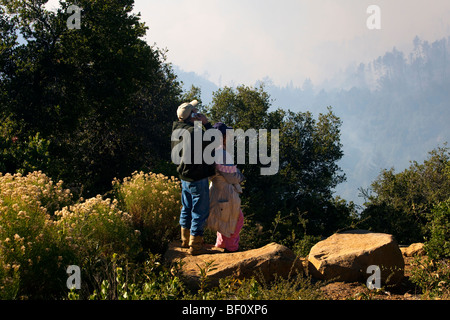Haus-und Wohnungseigentümer beobachtete California Loma Wildfire Verwüstung in den Santa Cruz Mountains Stockfoto