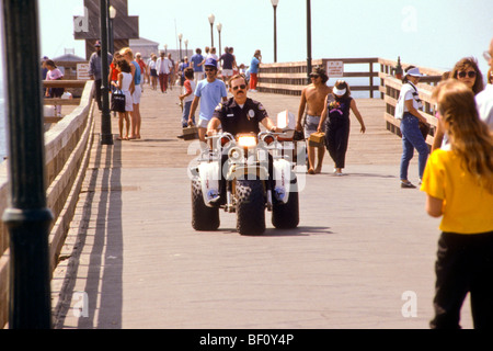 Sicherheit zu erzwingen Uhr Pier Huntington Beach Kalifornien Masse der Sonne zu schützen Stockfoto