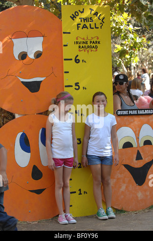 Irvine-Park-Eisenbahn und Irvine Regional Park in Orange, Kalifornien haben einen riesigen Lineal für Kinder-Fotomotive. Stockfoto