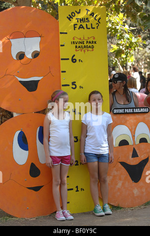 Irvine-Park-Eisenbahn und Irvine Regional Park in Orange, Kalifornien haben einen riesigen Lineal für Kinder-Fotomotive. Stockfoto