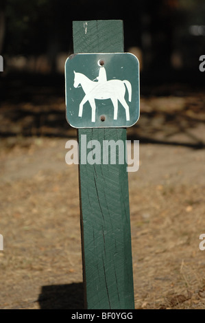 Zeichen mit einem Bild von einer Person auf einem Pferd bezeichnet ein Reitweg im Irvine Regional Park in Orange County, CA Stockfoto