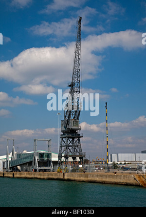 Kran auf Dockside am Southampton Water, Hampshire, England Stockfoto