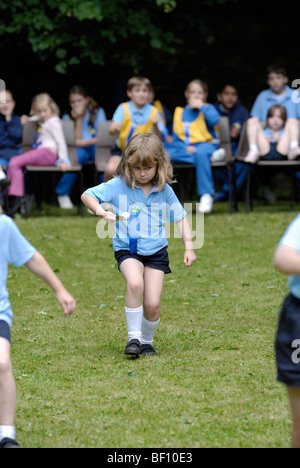 Junge Mädchen in Ei und Löffel Rennen am Schulsporttag. VOLL-MODELL VERÖFFENTLICHT Stockfoto