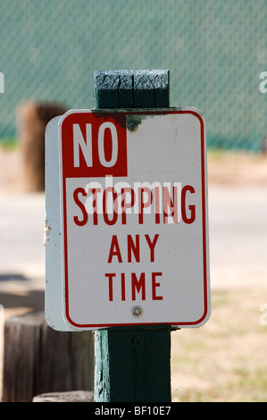 Ein Schild sagt Treiber "No Stopping Any Time" Stockfoto