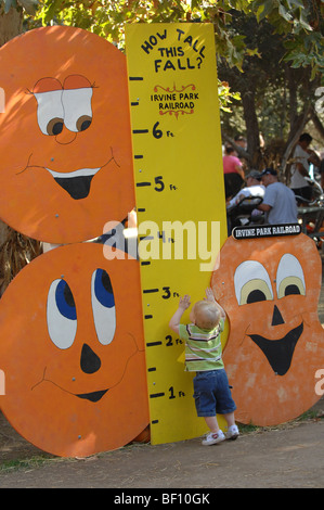 Irvine-Park-Eisenbahn und Irvine Regional Park in Orange, Kalifornien haben einen riesigen Lineal für Kinder-Fotomotive. Stockfoto