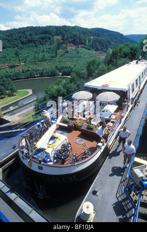 Ausflugsschiff auf dem Schiff Hoast in der Nähe von Arzwiller, Rhein-Marne-Kanal, Elsass, Frankreich Stockfoto