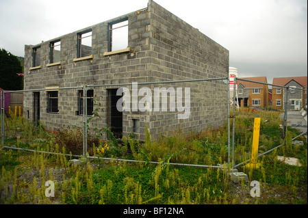 Teil realisiertes Projekt der privaten Wohnsiedlung am Stadtrand von Llanelli, aufgegeben, nachdem die Entwickler ging Pleite. Wales, UK Stockfoto