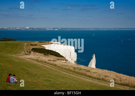 Wanderer Rast neben der Klippe Top Wanderweg über Old Harry Rocks auf Dorset Jurassic Coast Stockfoto