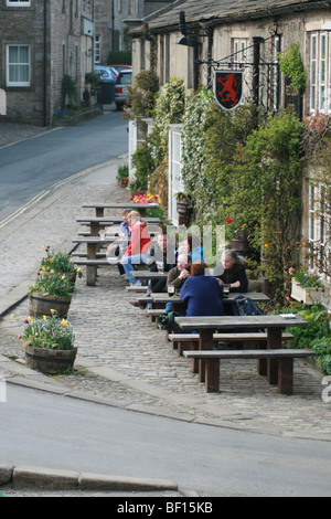 Red Lion-Haus Burnsall; North Yorkshire am River Wharfe und am Dalesway langer Fußweg. Stockfoto