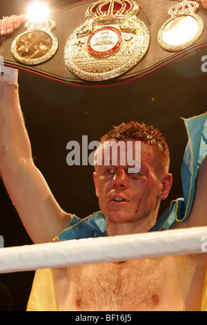 Der ukrainische WBA-Weltmeister im leichten Weltergewicht Juriy Nuzhnenko genießt die Zeit im Scheinwerferlicht im Kiew Sports Palace mit dem Gürtel in seinen Händen Stockfoto