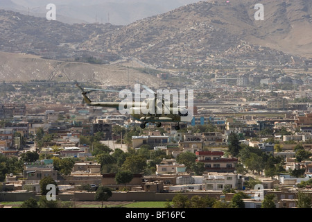 NATO ISAF-Hubschrauber fliegt über die Stadt Kabul Afghanistan im Routinemission Stockfoto