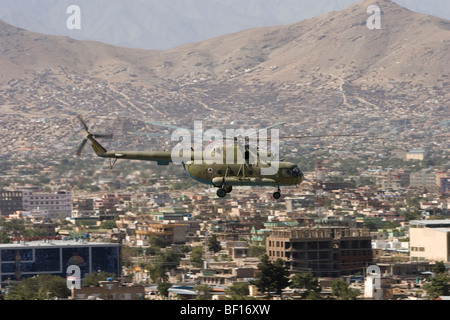 NATO ISAF-Hubschrauber fliegt über die Stadt Kabul Afghanistan im Routinemission Stockfoto