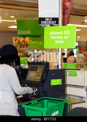 ASDA Supermarkt Self Checkout Surrey England Stockfoto