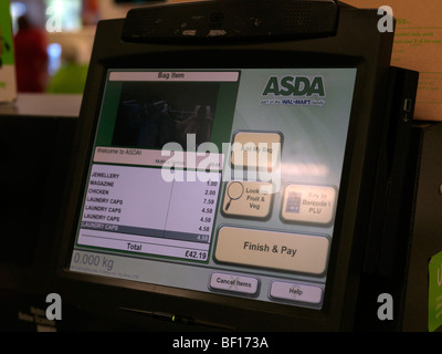 ASDA Supermarkt Self Checkout Touch Screen Surrey England Stockfoto