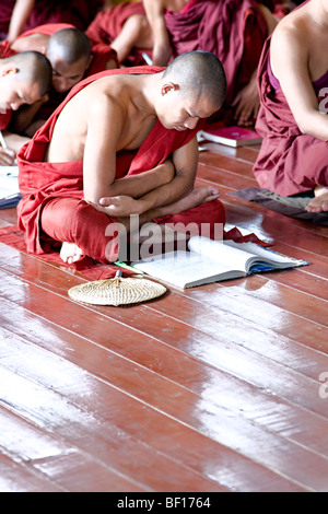 Mönche Studium innerhalb einer Schule, Bago, Yangon, Myanmar. Stockfoto