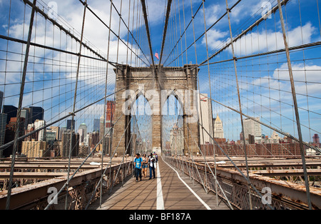 Fuß auf der Brooklyn Bridge in New York Stockfoto