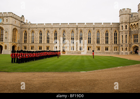Soldaten aus der Irish Guards Parade im Viereck in Windsor Castle in England Stockfoto