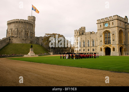 Die Militärkapelle der Irish Guards Parade im Viereck in Windsor Castle in England Stockfoto