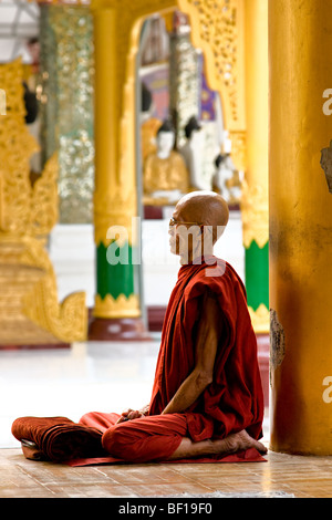 Menschen beten zu Shwedagon Paya, Yangon, Myanmar. Stockfoto