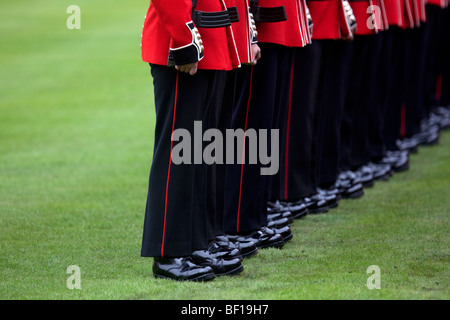 Soldaten aus der Irish Guards stehen Aufmerksamkeit auf der Parade in Windsor Castle in England Stockfoto