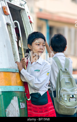 Kinder auf einen Schulbus in Myanmar. Stockfoto