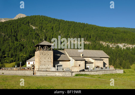 Stein von Saint Romain (1628-37) & quadratische Glockenturm Molines-En-Queyras Queyras Hautes-Alpes französische Alpen Frankreich Stockfoto