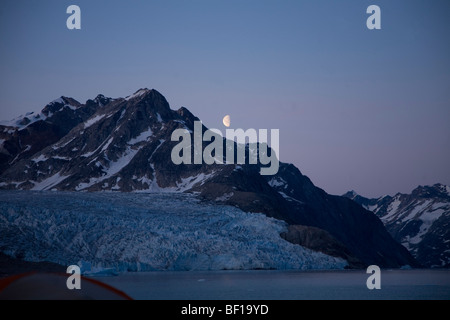 Der Mond aufgeht über ein Zweig der Karale Gletscher, Ostgrönland. Im Juli gibt die "Midnight Sun" eine unheimliche Licht in der Nacht. Stockfoto