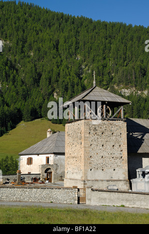 Stone quadratische Glockenturm der Kirche von Saint Romain (1628-37) Molines-En-Queyras Queyras Hautes-Alpes französische Alpen Frankreich Stockfoto