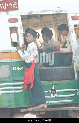 Kinder auf einen Schulbus in Myanmar. Stockfoto