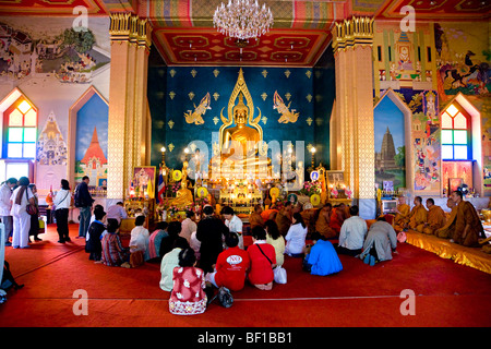 Mönche beten am Mahabodhi-Tempel in Bodhgaya, Indien. Stockfoto