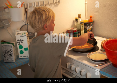 Ein Junge Pfannkuchen, Schweden. Stockfoto