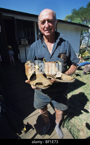 Älterer Herr, der australischen Rancher mit seinem wertvollen alten verwendet RM Williams Boots, Queensland Australien Stockfoto