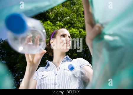 Eine Frau, eine Plastikflasche wegwerfen Stockfoto
