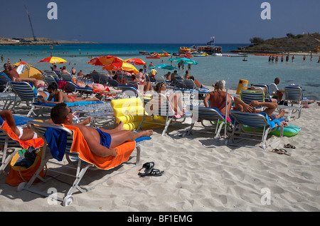 Nissi Strand überfüllt mit Touristen Ayia Napa Zypern Europa Stockfoto