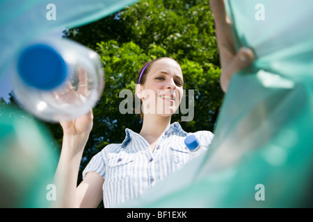 Eine Frau, eine Plastikflasche wegwerfen Stockfoto