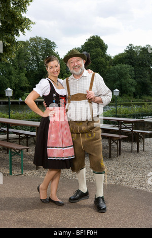 Traditionell gekleidet deutschen Mann und Frau in einem Biergarten Stockfoto