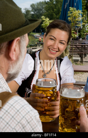 Zwei Personen in einem Biergarten Stockfoto