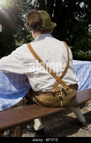 Ein traditionell gekleidet deutscher Mann in einem Biergarten, Rückansicht Stockfoto