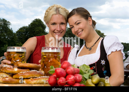 Zwei Frauen in einem Biergarten Stockfoto