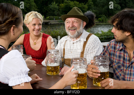 Vier Personen in einem Biergarten Stockfoto